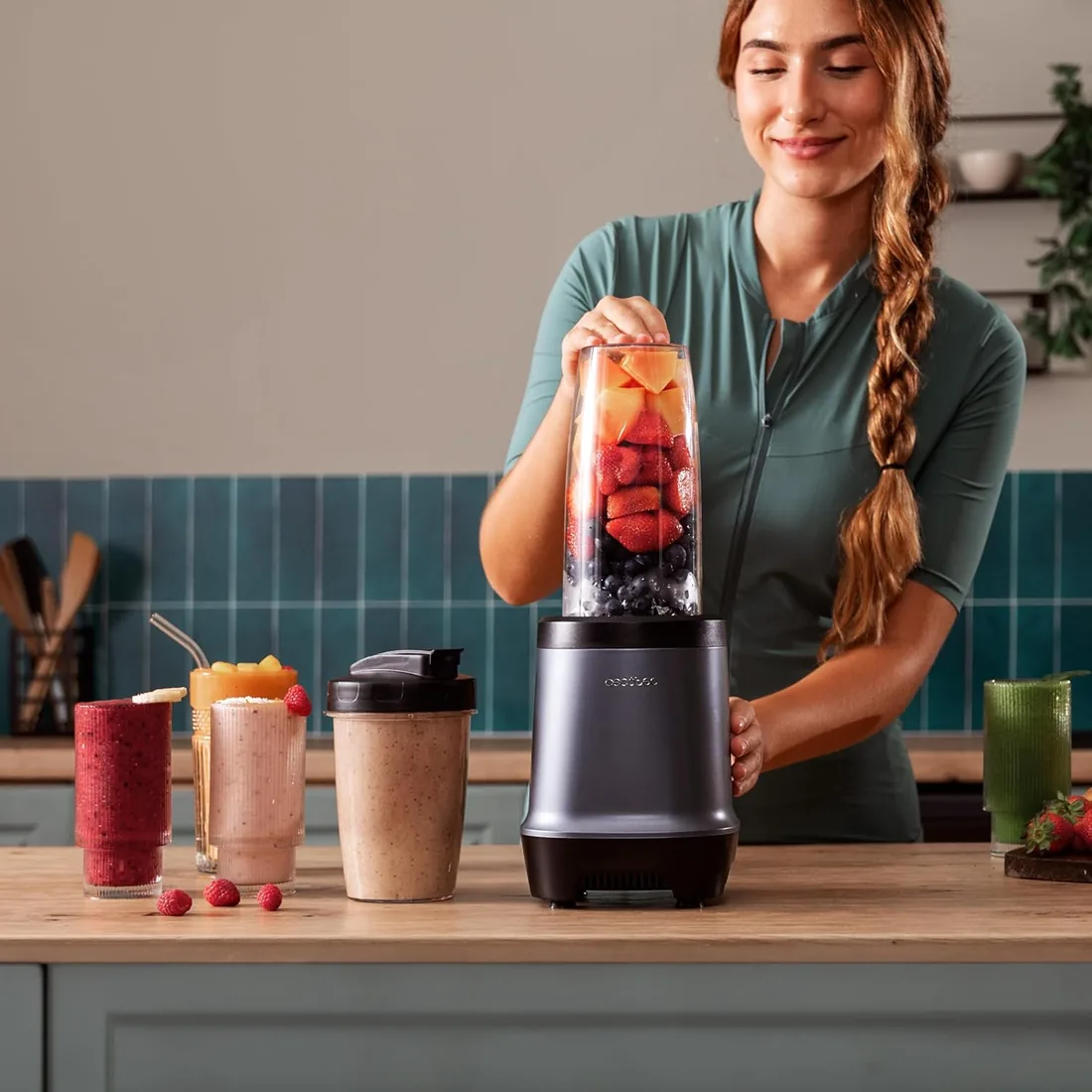 Cecotec Batidora de vaso individual Nutriblender Fusion, Potencia 1000 W, 6 Cuchillas Recubrimiento Titaneo Negro, Smothies, Batidos y Zumos, 2 Vasos portátiles 900 y 500ml, Pica Hielo foto 2