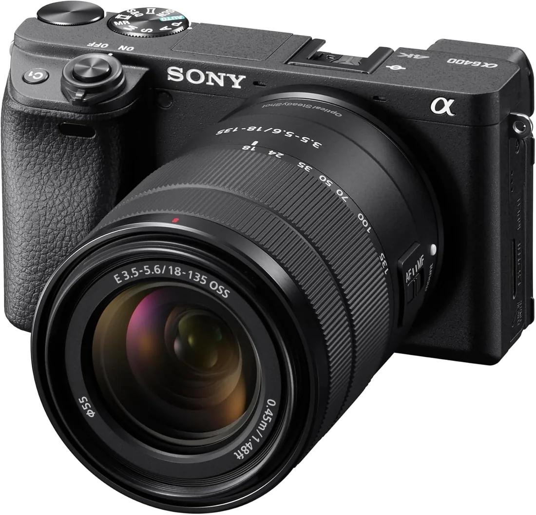 Sony Alpha 6400 cámara mirrorless (APS-C) con Objetivo 18-135mm f/3.5-5.6, 24.2MP, vídeo 4K, Enfoque automático ultrarrápido 0.02s y Pantalla abatible, Ideal para fotografía de Viajes y vlogging