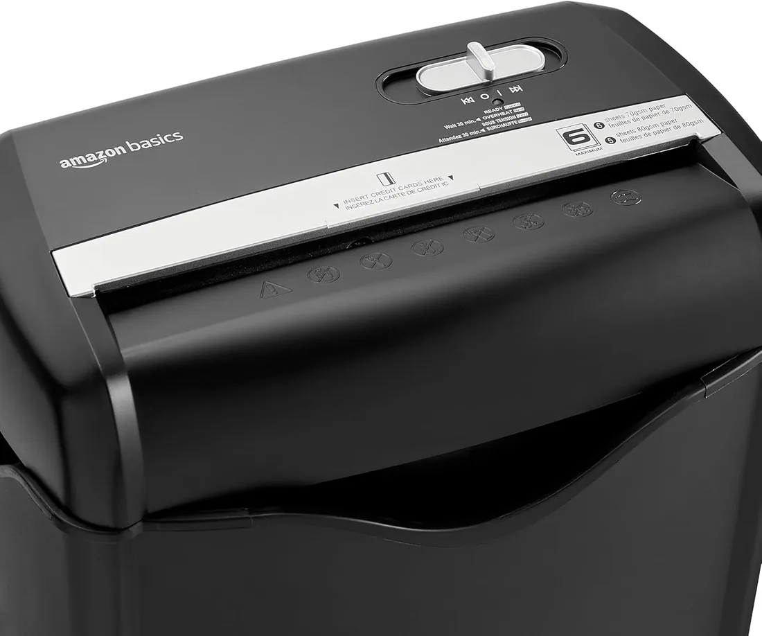 Amazon Basics Trituradora de Papel de Corte Cruzado, de 5 a 6 Hojas, para Documentos A4 y Tarjetas de Crédito, Papelera de 14,5L, Color Negro foto 2