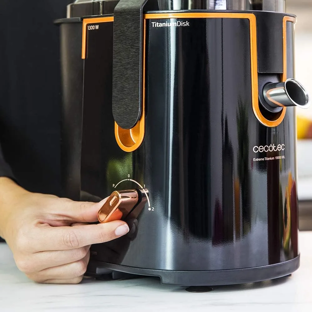 Cecotec Licuadora Orbital Extreme Titanium 19000 XXL para Frutas y Verduras. 19000 RPM, 1300 W, Canal Entrada XXL (75 mm), Disco Recubrimiento de Titanio, 2 Velocidades y Libre de BPA foto 2