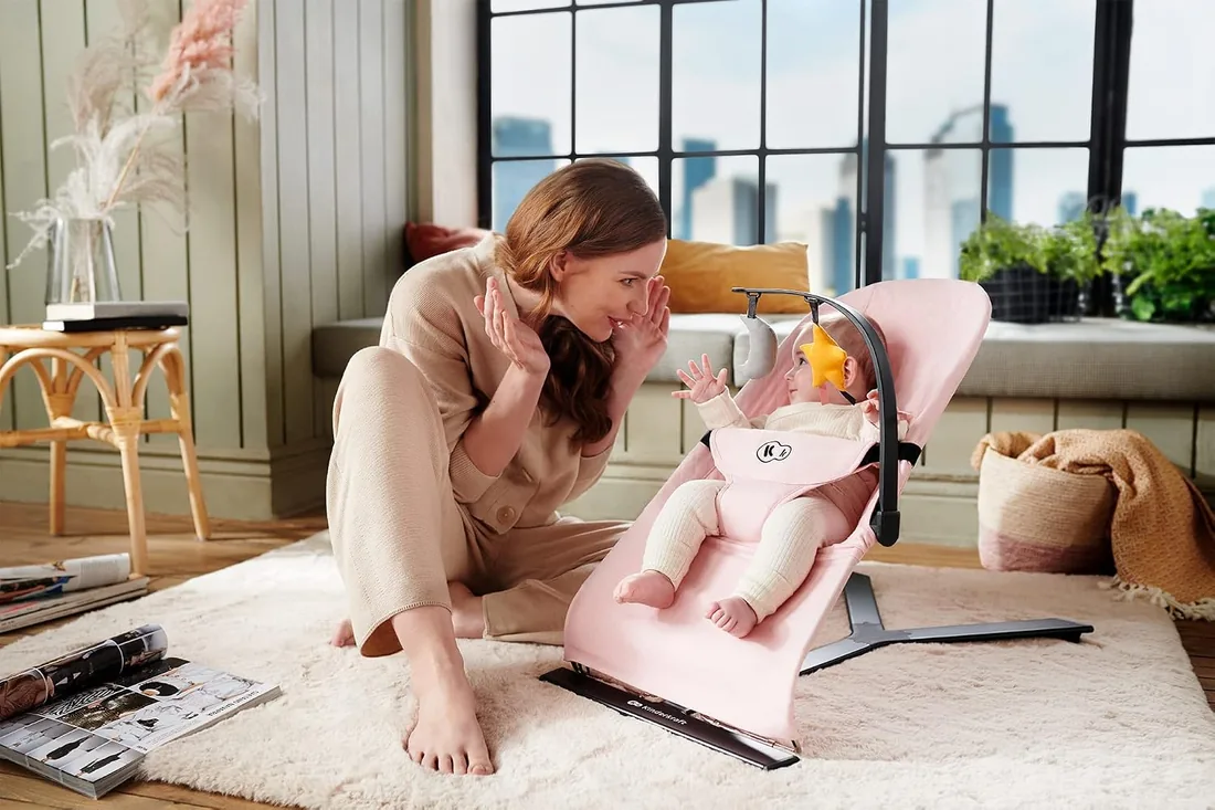 Kinderkraft MIMI Hamaca bebé, Balancin para bebés 0-9 kg, Plegado Compacto, Reclinable con una sola mano, Movimiento natural, Arco con juguetes, Materiales suaves, Fácil de limpiar, Beige foto 2