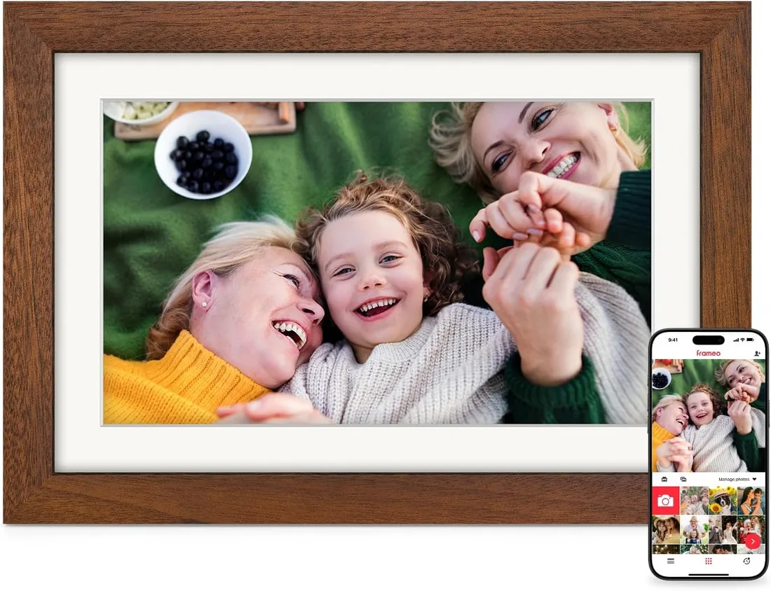 Frameo Marco de Fotos Digital WiFi 10.1 Pulgadas Madera de Nogal con Memoria Interna 32 GB Pantalla IPS HD 1280x800 Táctil, Comparte Fotos Videos por Frameo App/USB/SD, Regalos para Mujer Hombre foto 3