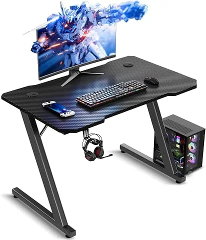 TRIUMPHKEY Mesa Gaming 80 x 52 cm, Escritorio Gaming en Forma de Z Ergonómica, Mesa Gamer de Fibra de Carbono, Mesa para Ordenador con Gancho para Auriculares, Negro