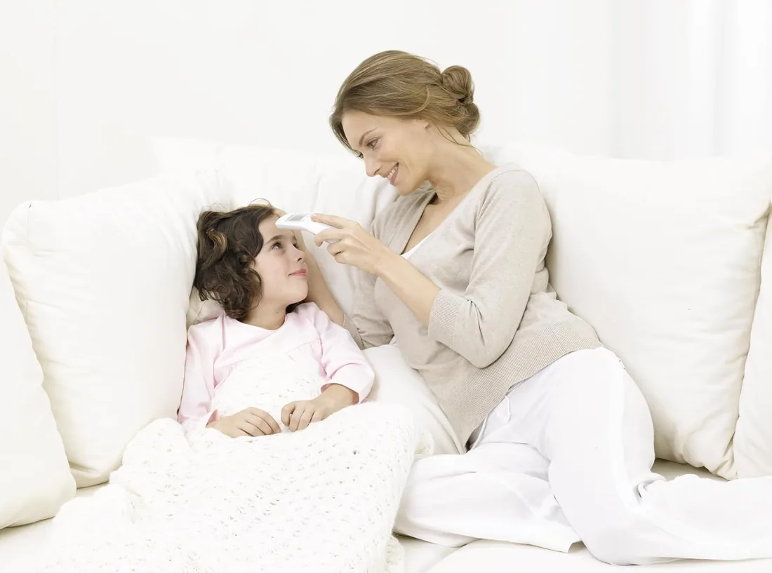 Beurer Termómetro de fiebre infrarrojo digital sin contacto FT 90, termómetro para bebés, para medir fácilmente en la frente para adultos y niños, pantalla digital, con batería, 1 pieza (paquete de 1) foto 2